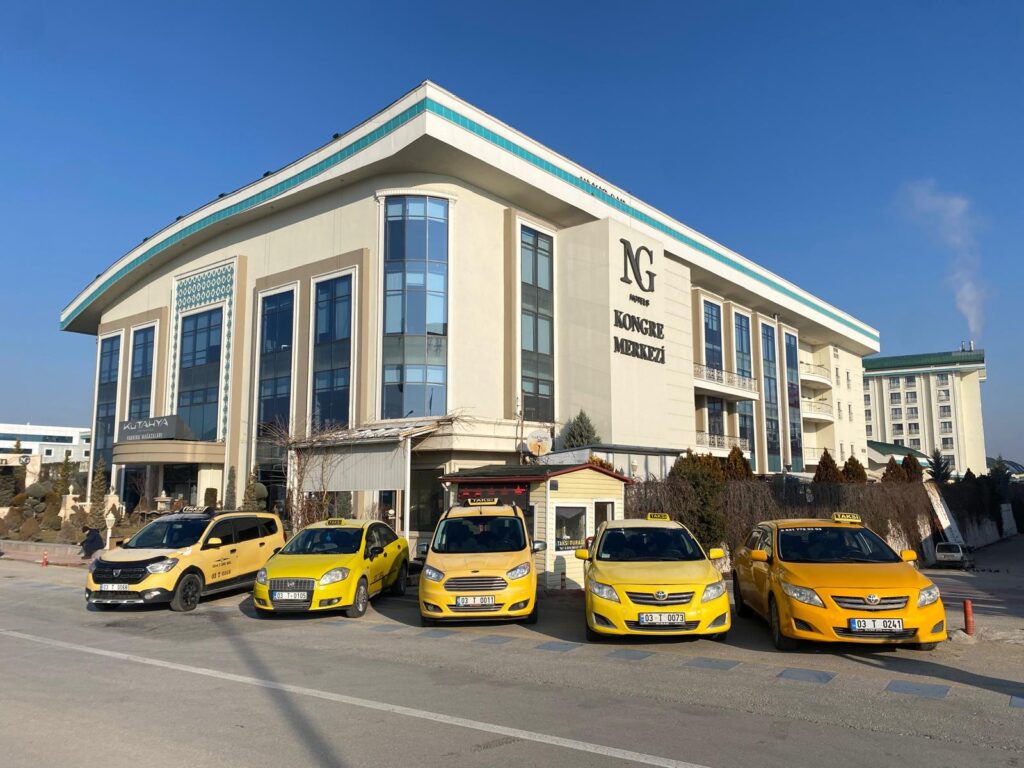 Afyon Otel Taksi En Yakın 7/24 Afyon Taksi Hizmeti, Oteller Taksi | Güral, Jura, Afbel, Söztürk, Garden Kale, Park Hayat, Wyndham, Budan Otelleri Taksi Hizmeti | Müze, Spor Kompleksi, Motokros Alanları Taksi. Afyon Taksi, Taksici